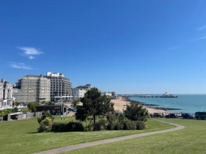 Spacious 2-Bed Apartment with free parking
